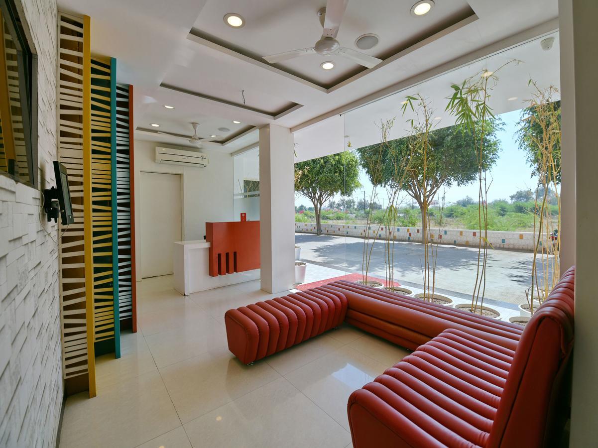Oyo 963 Hotel Rumaya Уджайн Екстериор снимка